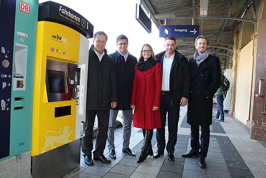 Bürgermeister Peter Reichert freut sich gemeinsam mit krauth technology beim offiziellen Pressetermin am 17.12.2019 anlässlich des neuen stationären Fahrkartenautomaten am Eberbacher Bahnhof.
