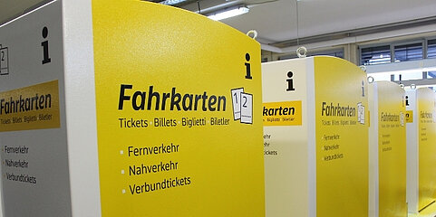 Rückseite von gelben Fahrscheinautomaten