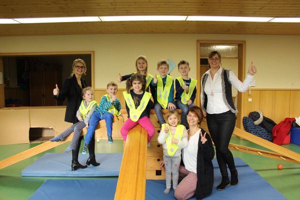 Übergabe der Sicherheitsüberwürfe an die KiTa-Kinder des St. Josef Kindergarten in Eberbach